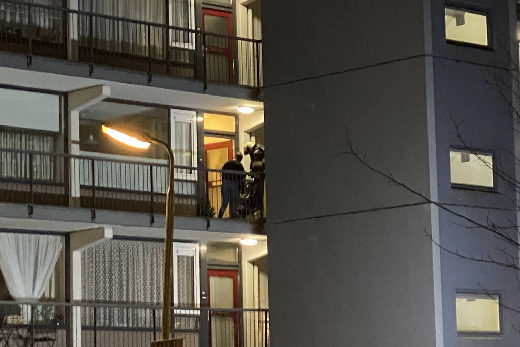 Brandweer verricht metingen bij gaslucht uit meterkast