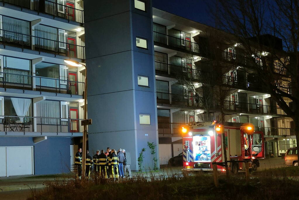 Brandweer verricht metingen bij gaslucht uit meterkast