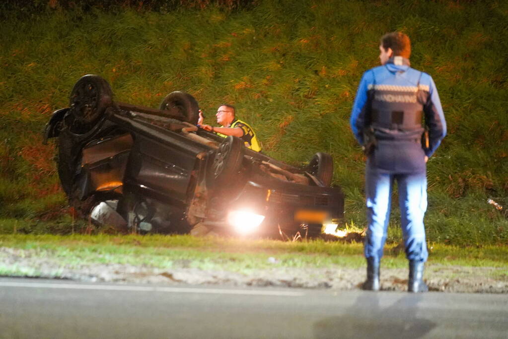 Auto op ze kop in de berm