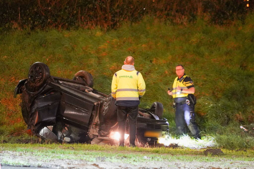 Auto op ze kop in de berm