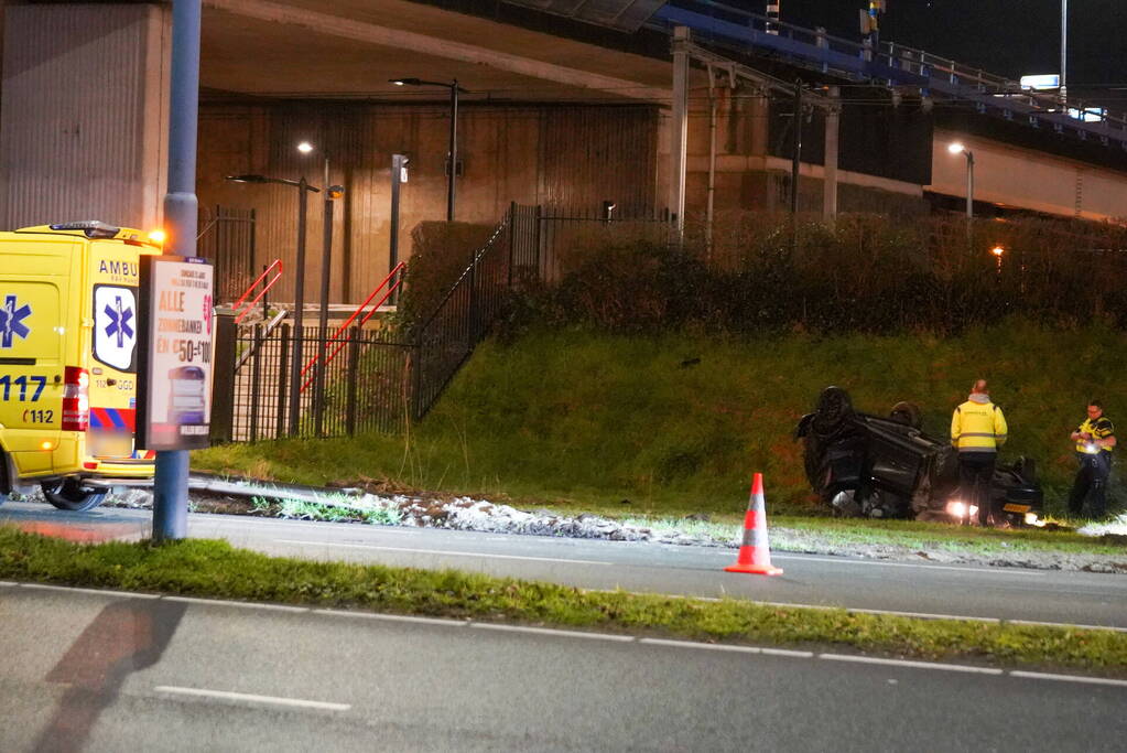 Auto op ze kop in de berm