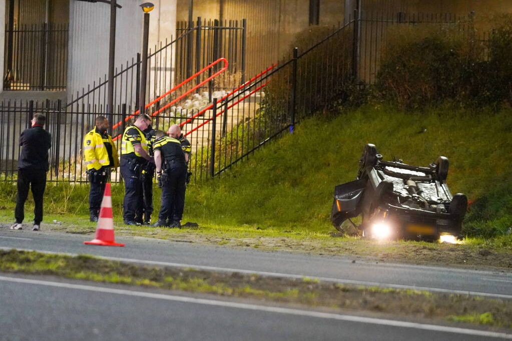 Auto op ze kop in de berm