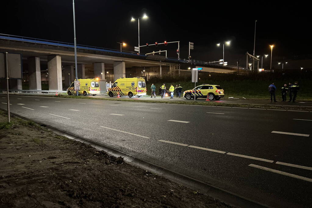 Auto op ze kop in de berm