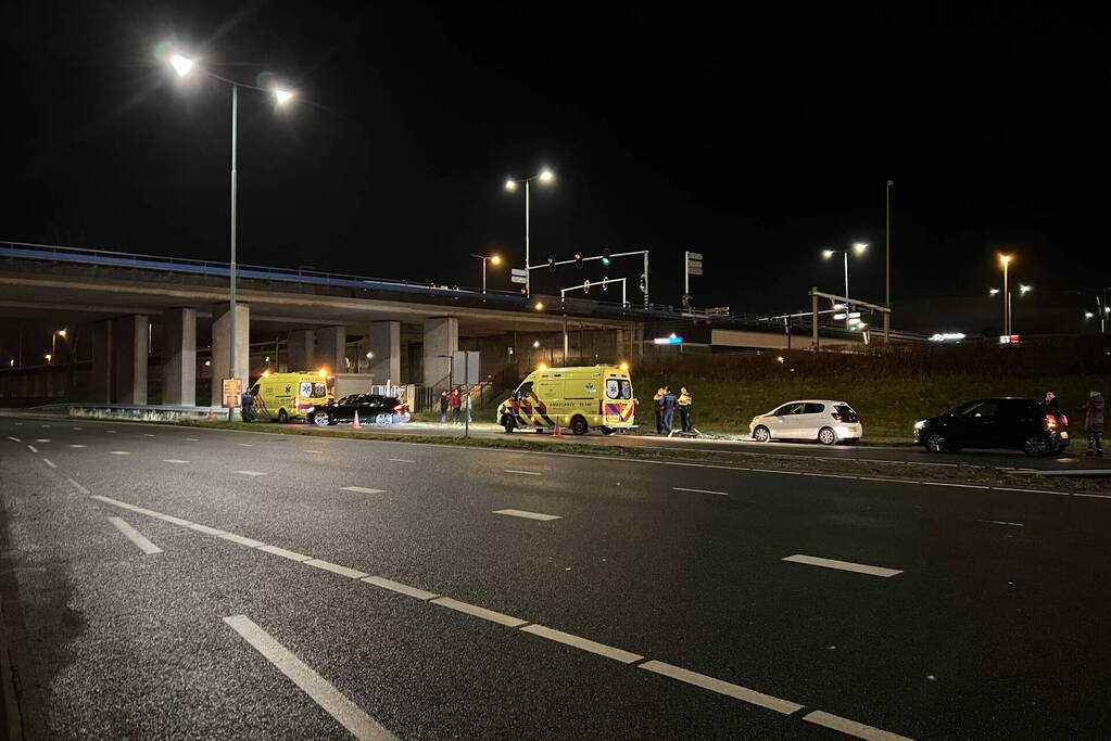Auto op ze kop in de berm