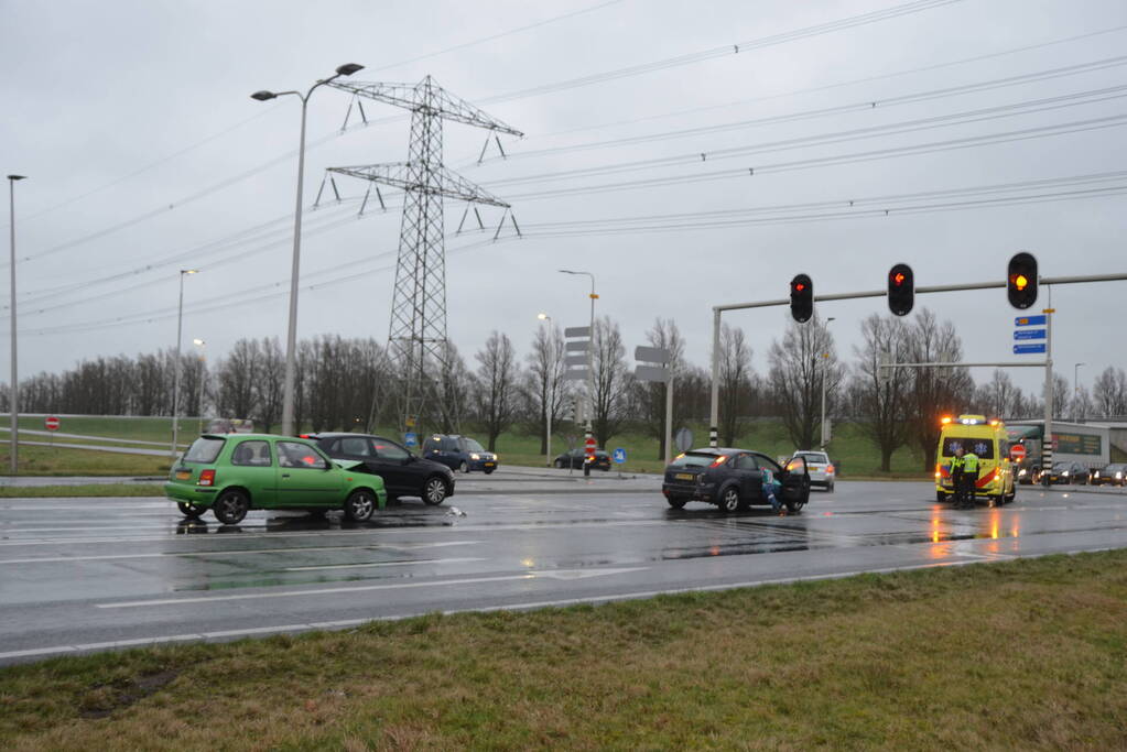 Schade bij kop-staartbotsing voor verkeerslichten