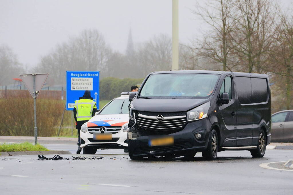 Auto en bestelbus botsen op rotonde