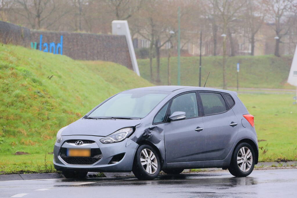 Auto en bestelbus botsen op rotonde