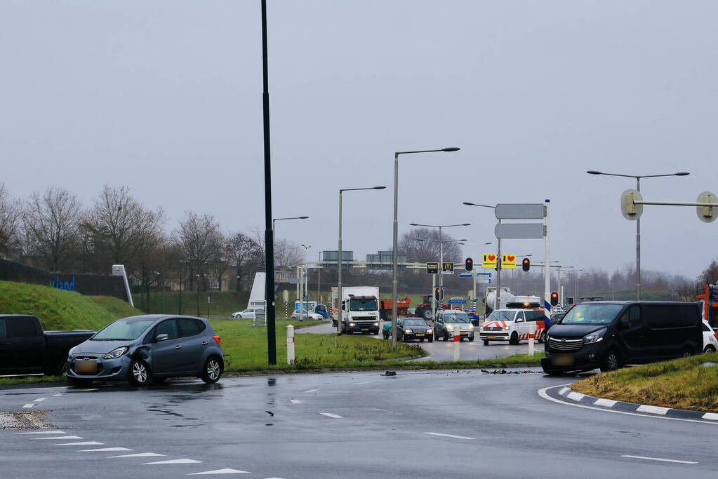 Auto en bestelbus botsen op rotonde