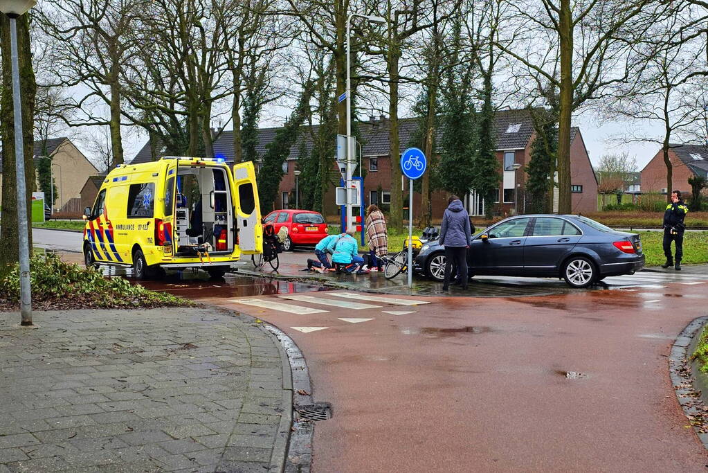 Afslaande automobilist rijdt fietser aan