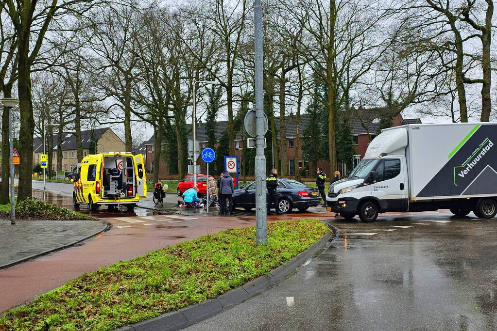 Afslaande automobilist rijdt fietser aan