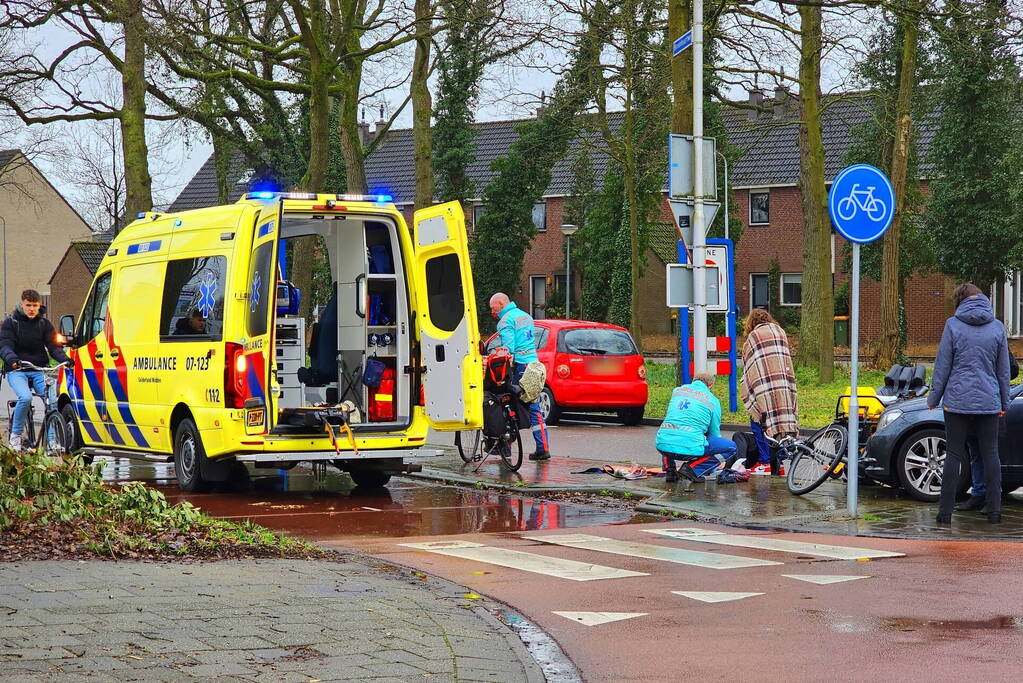 Afslaande automobilist rijdt fietser aan