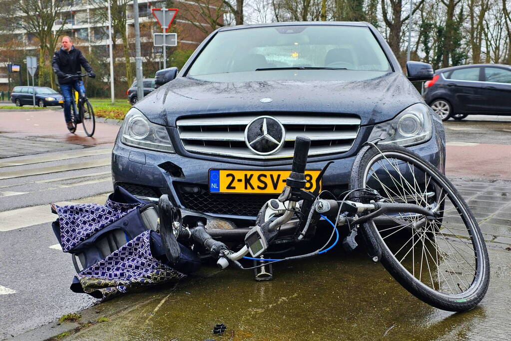 Afslaande automobilist rijdt fietser aan