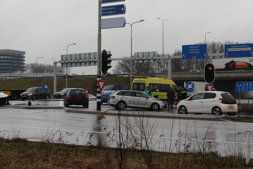 Twee auto's botsen op drukke kruising