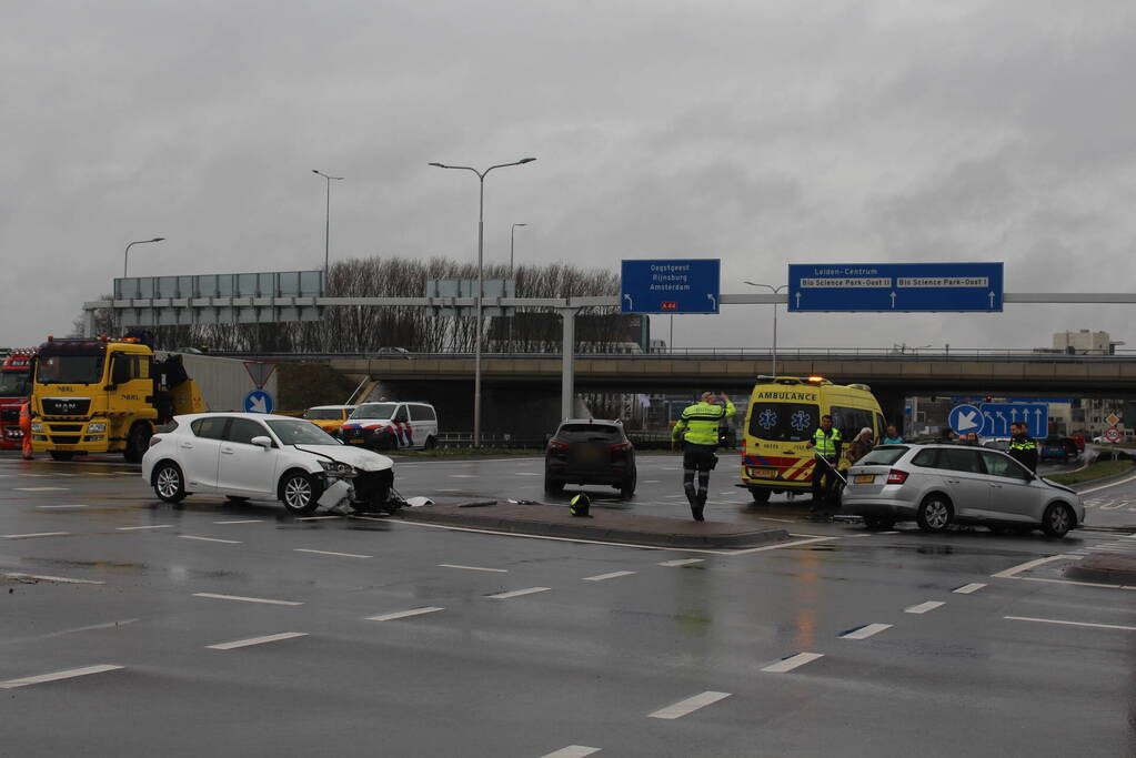 Twee auto's botsen op drukke kruising