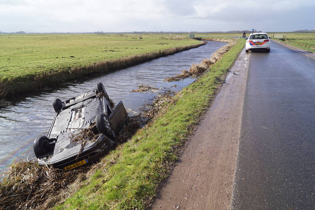 Auto raakt van de weg en belandt op de kop in sloot