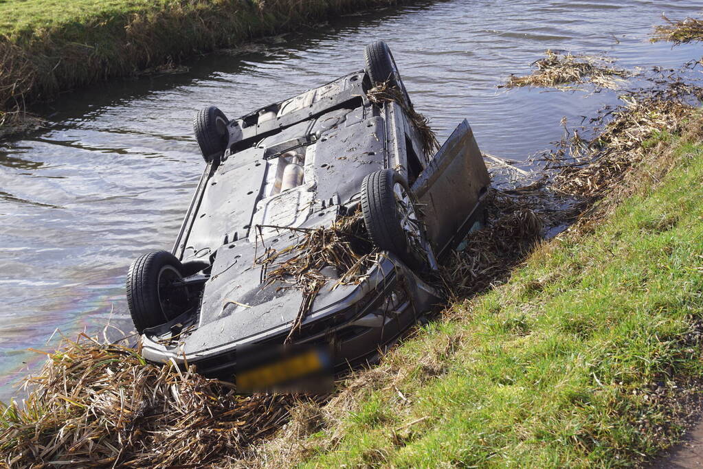 Auto raakt van de weg en belandt op de kop in sloot