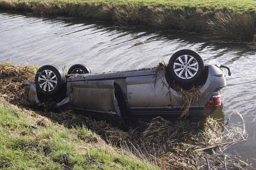 Auto raakt van de weg en belandt op de kop in sloot