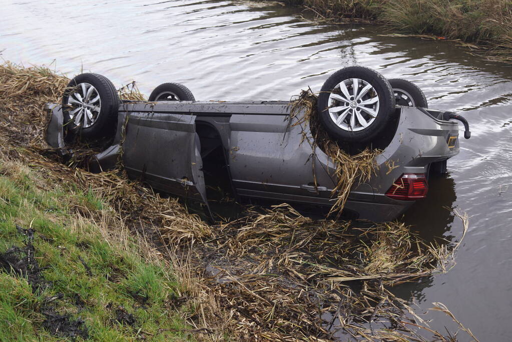 Auto raakt van de weg en belandt op de kop in sloot