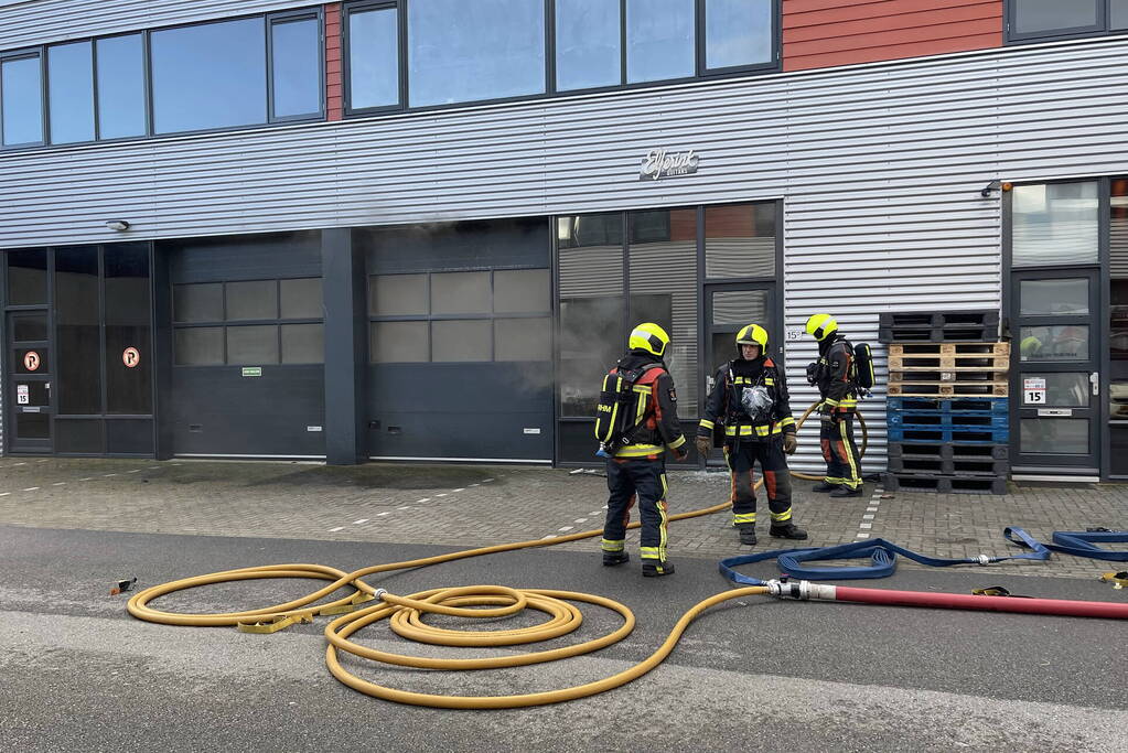Bedrijfspanden vol rook door brand