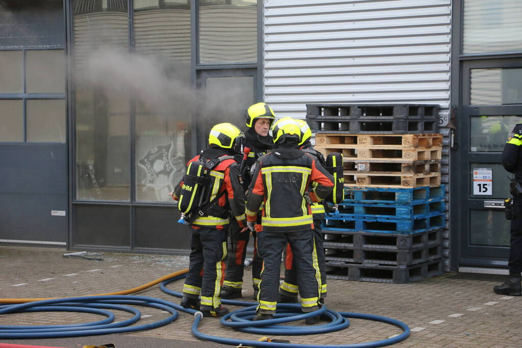 Bedrijfspanden vol rook door brand