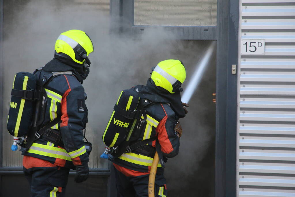Bedrijfspanden vol rook door brand