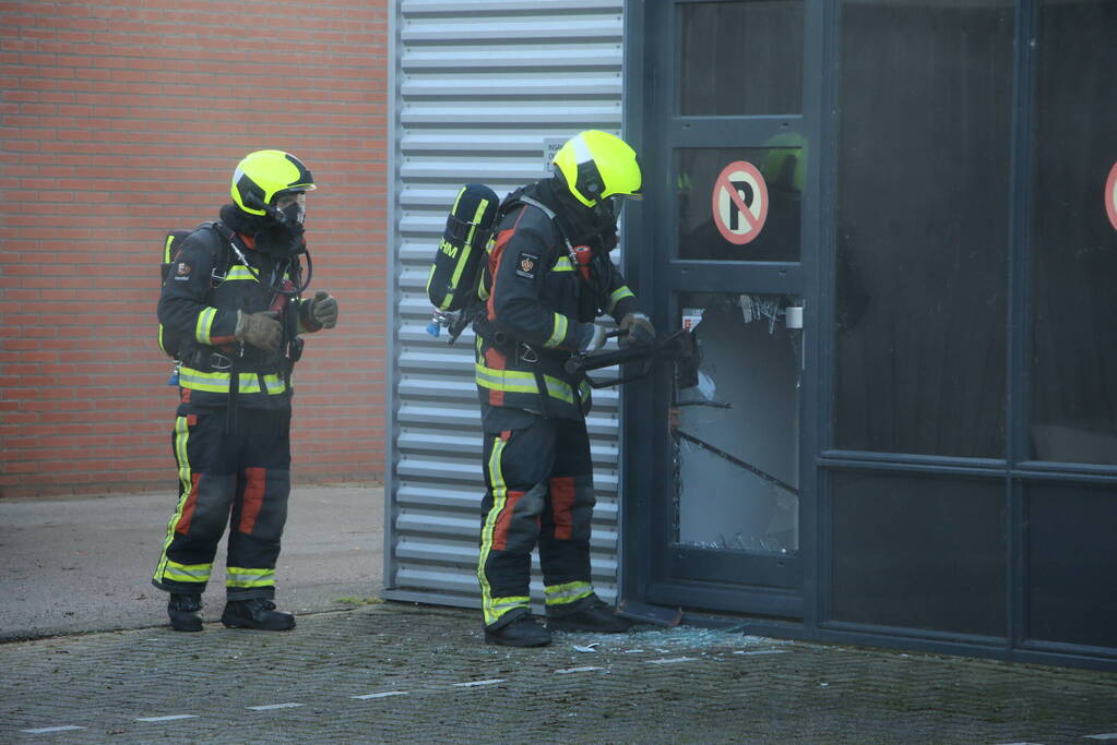 Bedrijfspanden vol rook door brand