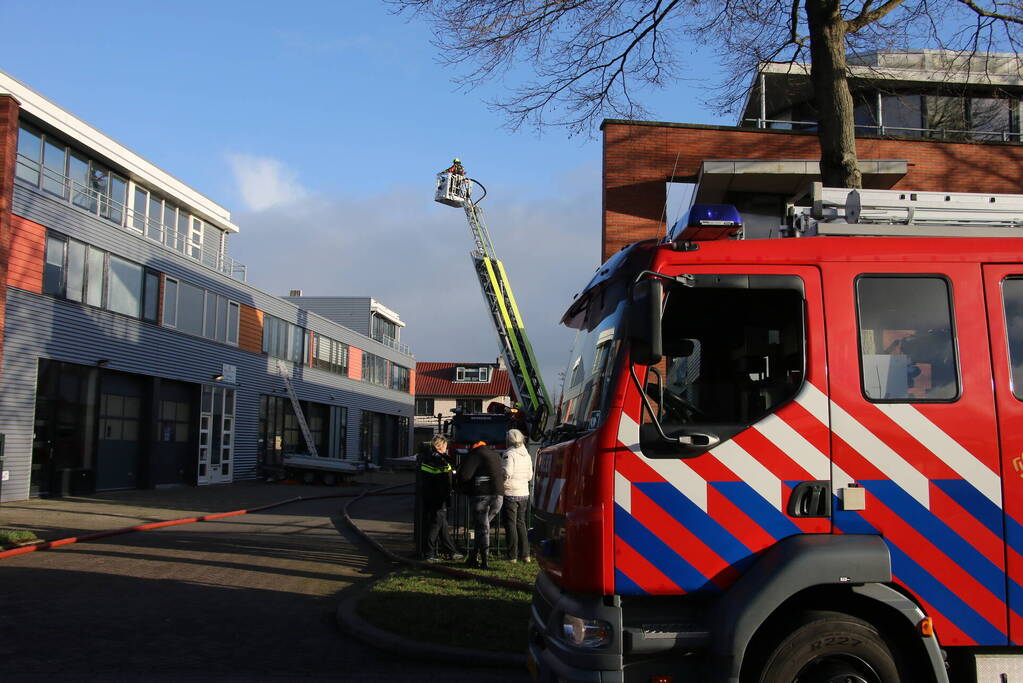 Bedrijfspanden vol rook door brand