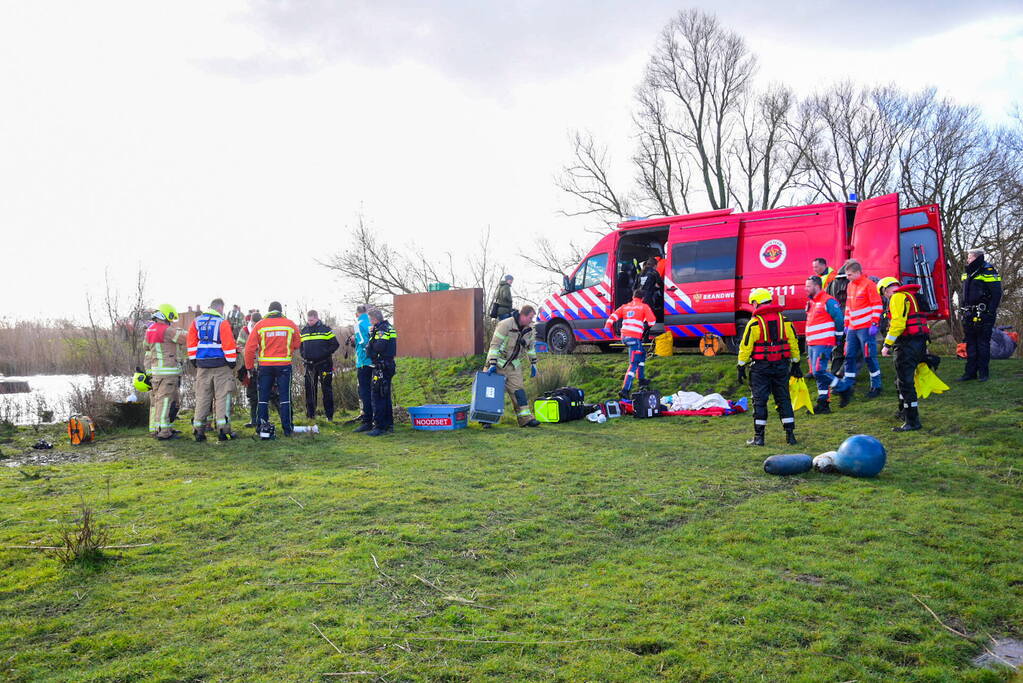 Meerdere personen te water nadat pont omslaat