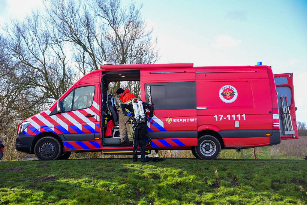 Meerdere personen te water nadat pont omslaat