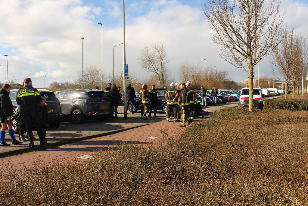 Fietser klapt op zijkant auto