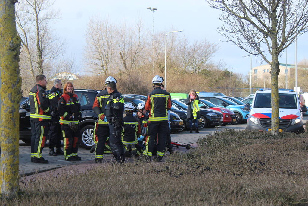 Fietser klapt op zijkant auto