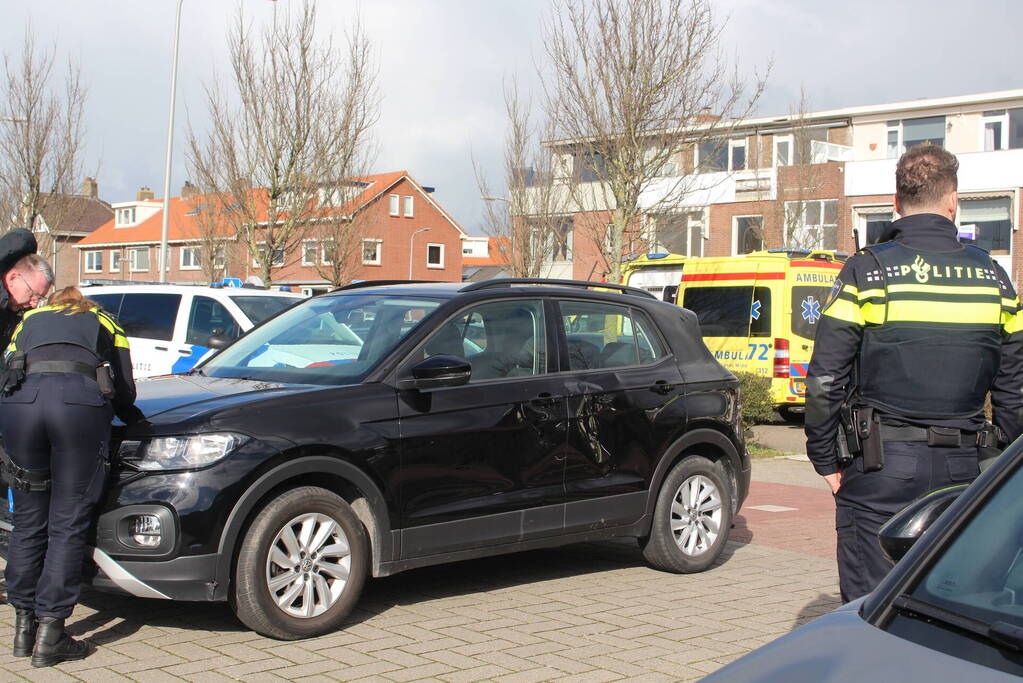 Fietser klapt op zijkant auto