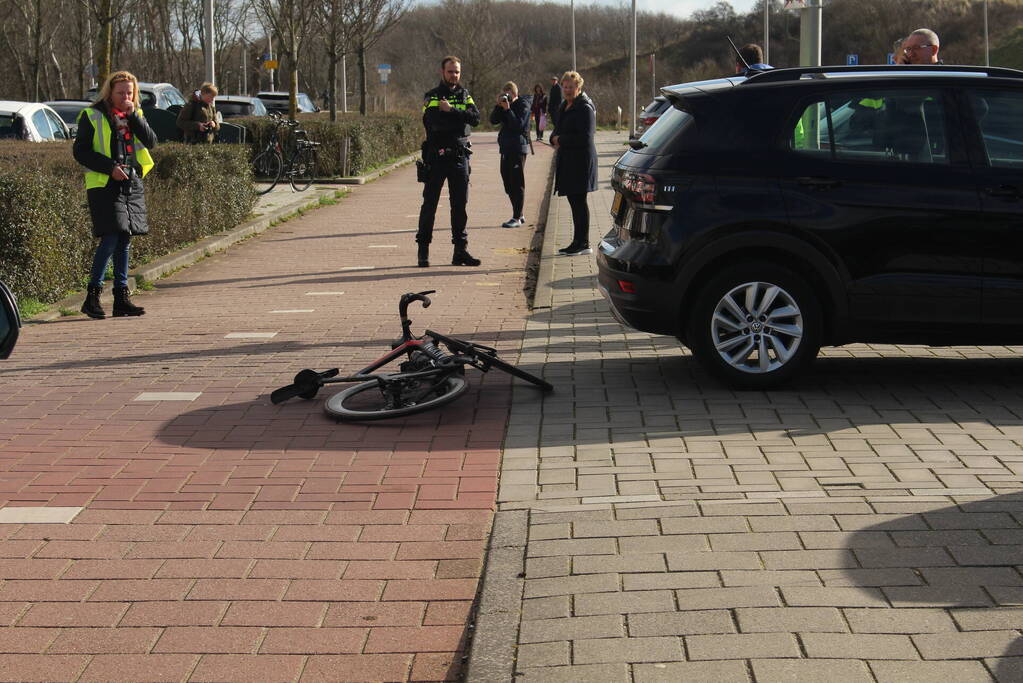Fietser klapt op zijkant auto