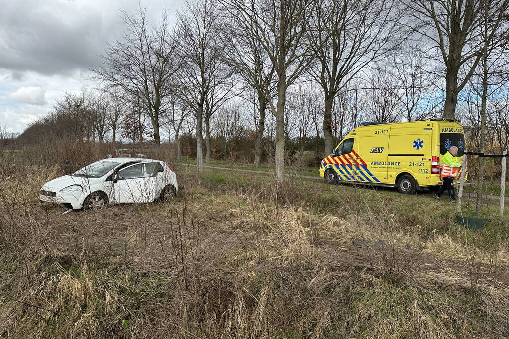 Auto belandt in weiland, bestuurder aangehouden