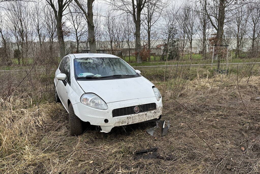 Auto belandt in weiland, bestuurder aangehouden