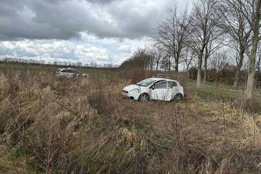 Auto belandt in weiland, bestuurder aangehouden