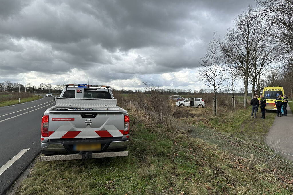 Auto belandt in weiland, bestuurder aangehouden
