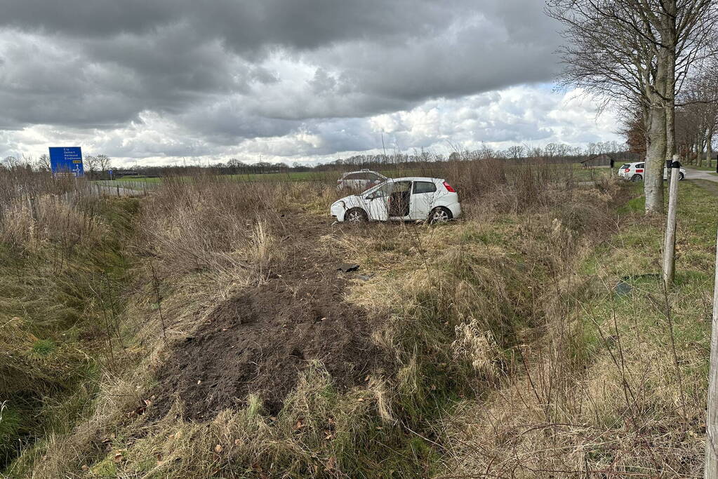 Auto belandt in weiland, bestuurder aangehouden