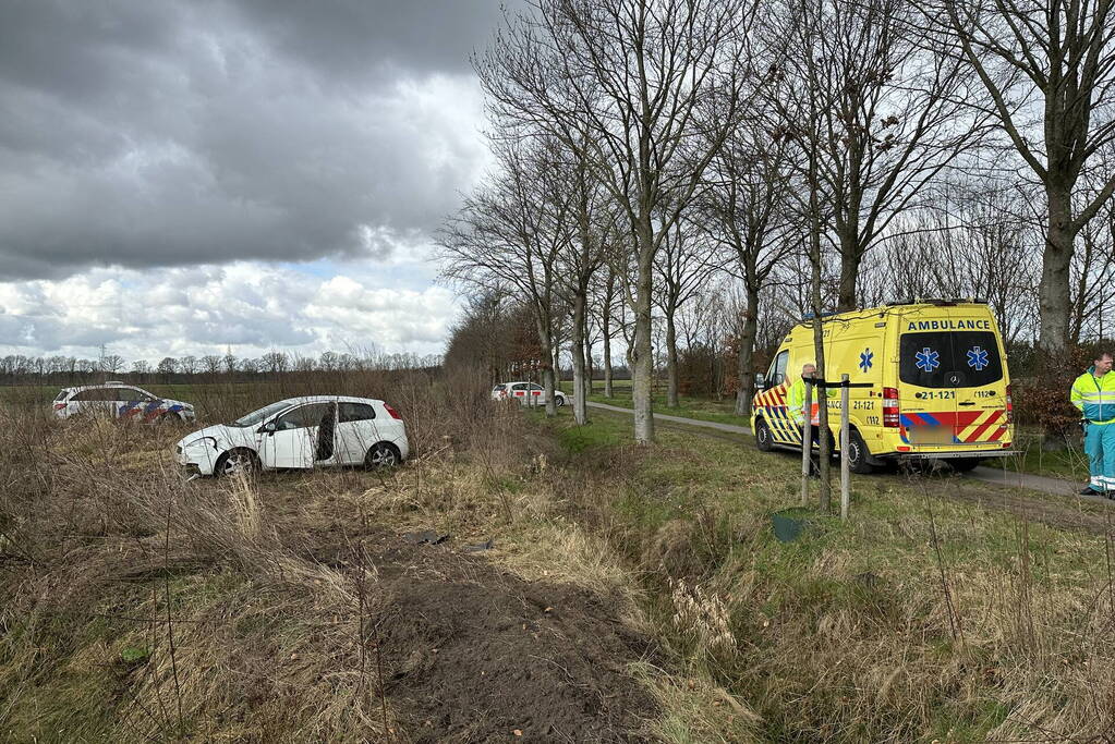 Auto belandt in weiland, bestuurder aangehouden