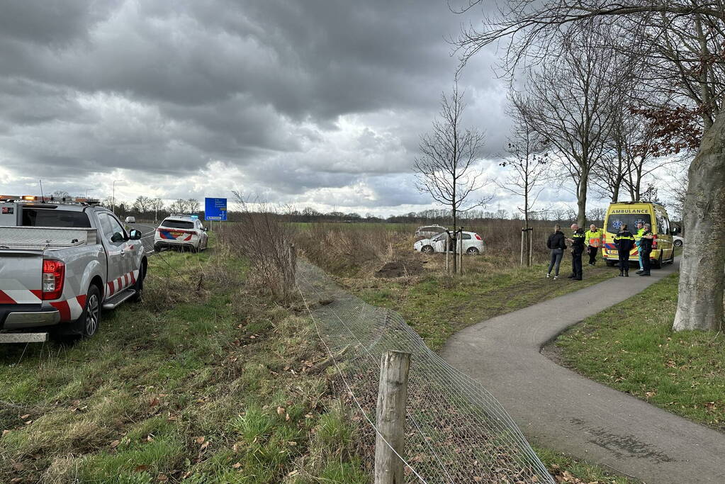 Auto belandt in weiland, bestuurder aangehouden