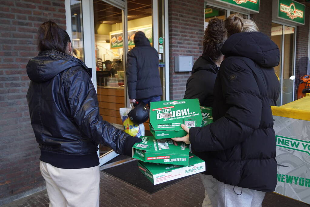 Pizzaria geeft gratis pizza's als wervingscampagne
