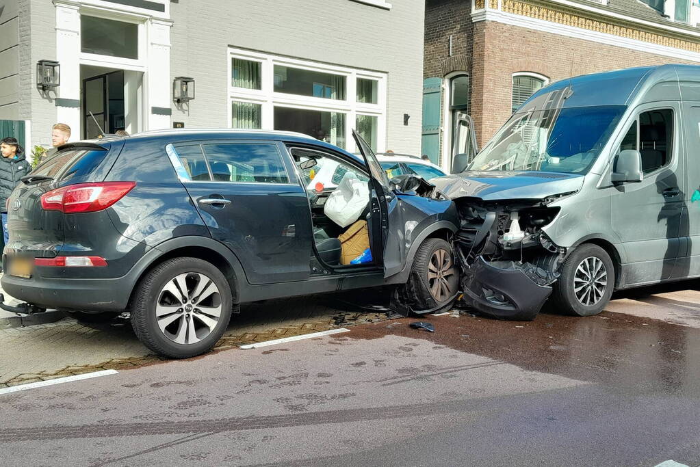 Personenauto frontaal tegen bestelbus