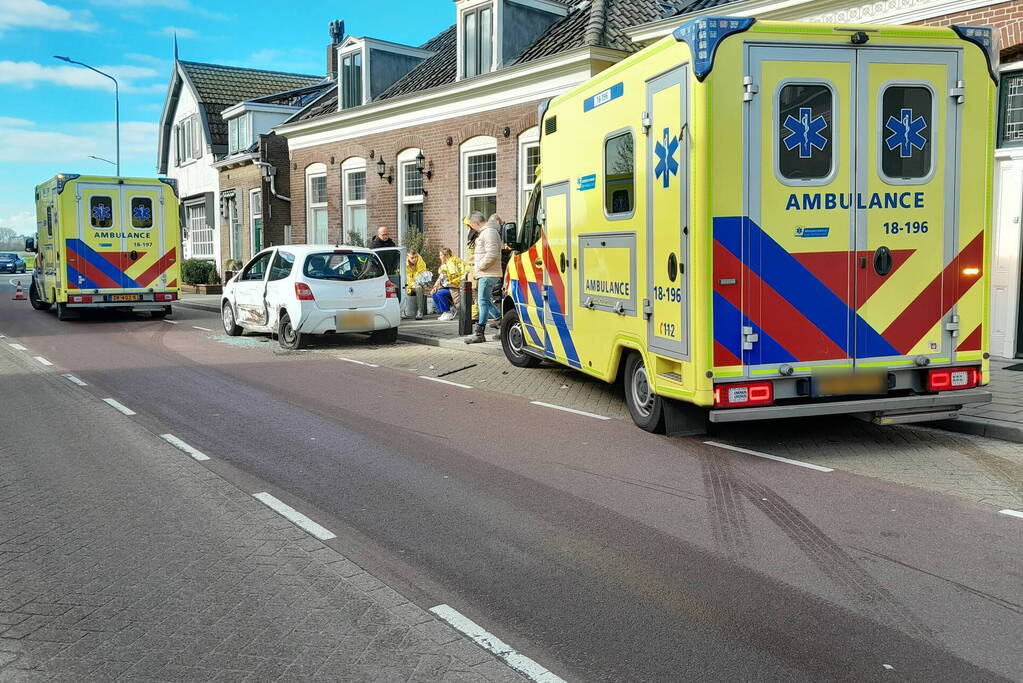 Personenauto frontaal tegen bestelbus