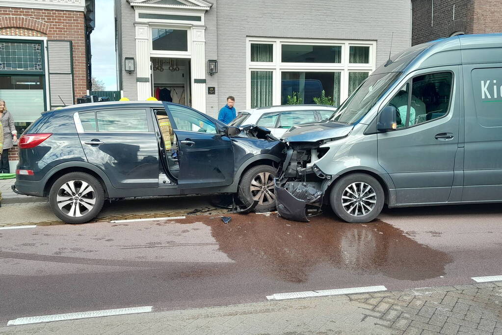 Personenauto frontaal tegen bestelbus
