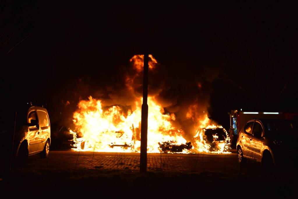Meerdere voertuigen volledig uitgebrand