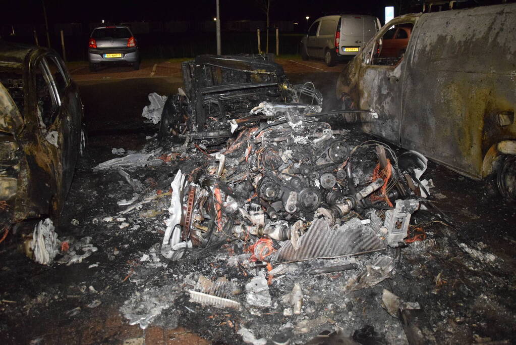 Meerdere voertuigen volledig uitgebrand