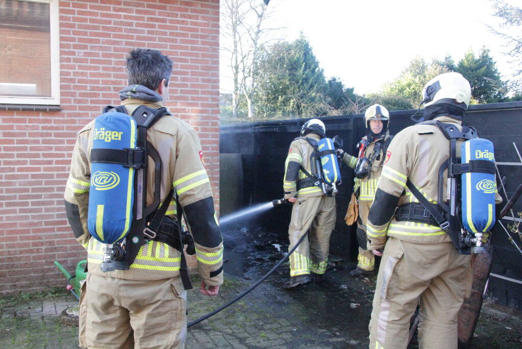 Containers tegen schuur in brand
