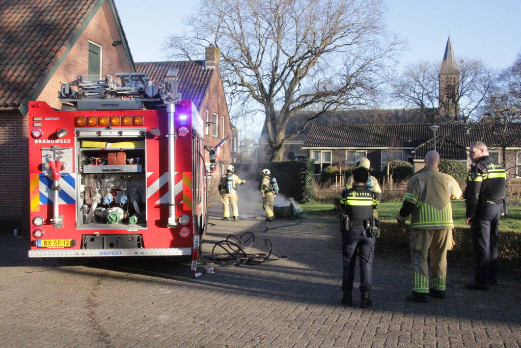 Containers tegen schuur in brand