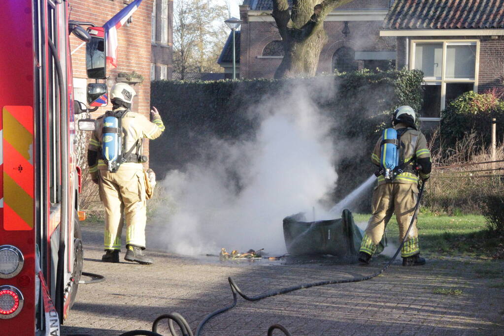 Containers tegen schuur in brand