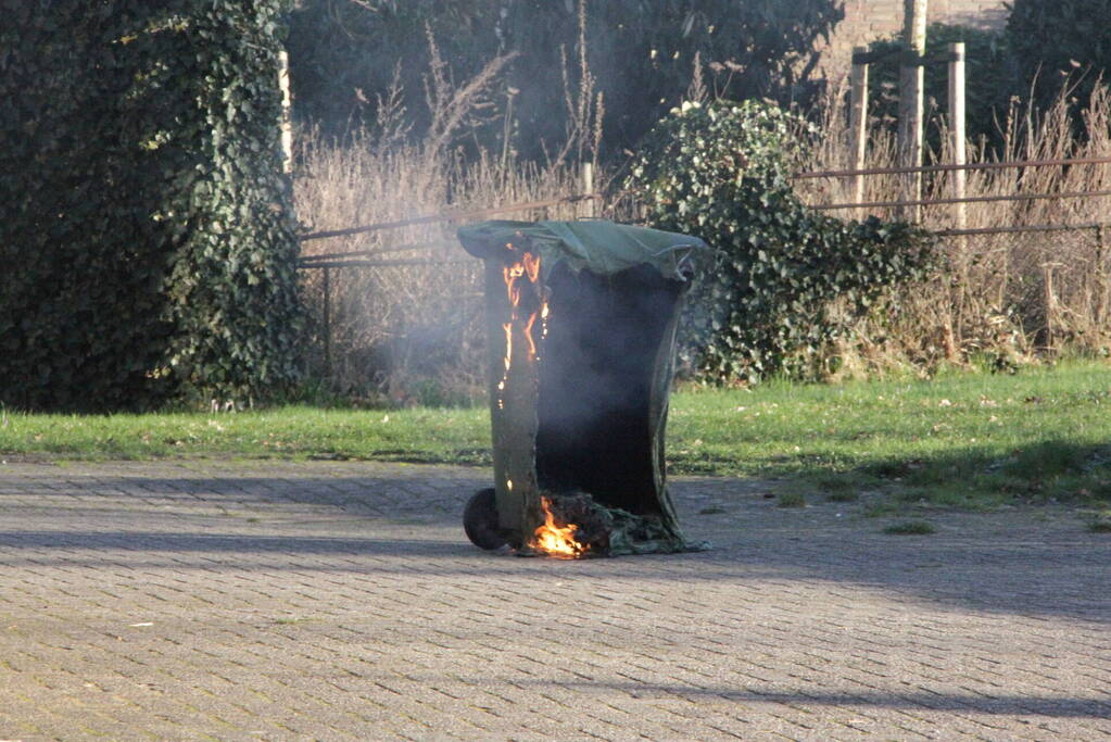 Containers tegen schuur in brand